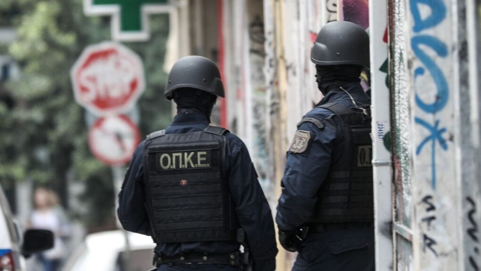«Ντου» σε σπίτια και τραμπουκισμοί